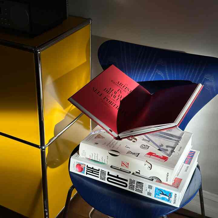 This short golden moment when the early sunlight comes in.☀️
#livingroominterior #usmhaller #sunlight #books #modernectic