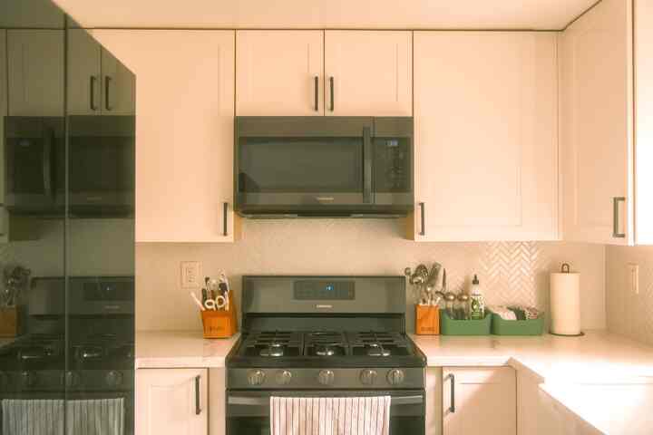 Bright, simple, and a little cozy ✨ What’s one thing you’d add here?

#cozykitchen #warmtoneinterior 