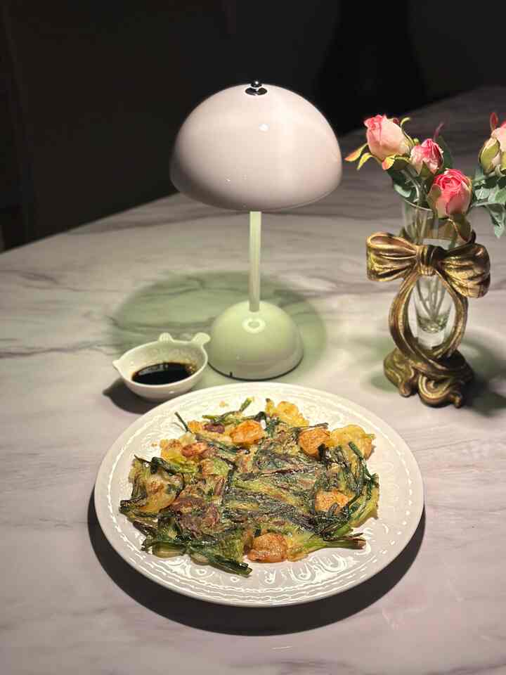 When summer rain hits, we whip up seafood pancakes and turn our kitchen into a cozy café.

#summerdecor #homecafe #summerhomedecor #summervibes #Homecafeinterior #livingroom #interiorobject #lamp #interior #kartell #coffeetable #livingroomfurniture #DWR #designchair #designlamp #livingroomtable #designfurniture #cassina #interiorfurniture #livingroomsofa #decoratingtips #interiorgram #designer #livingroominterior #chairrecommendation #table #blackinterior #livingroomlighting #moderninterior #modern