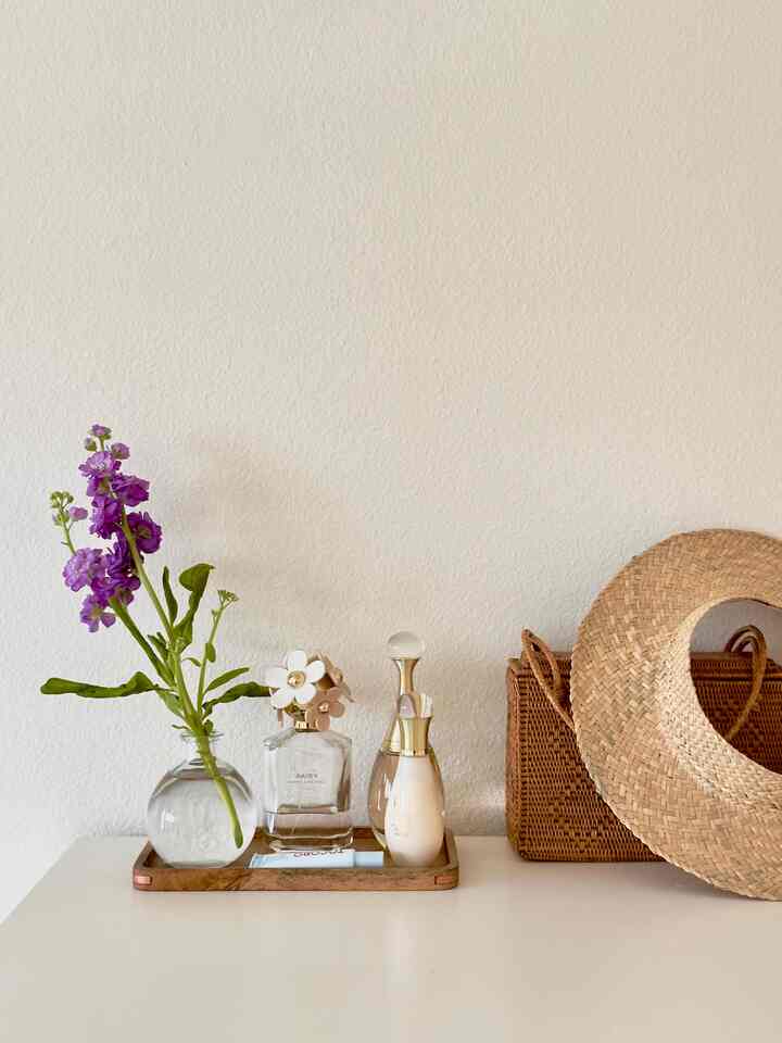 Neutral textures + fresh flowers + soft scents = effortless seasonal style. 🍂 A little corner that still feels like summer while welcoming fall.

#dresser #bedroomdecor #ikea #woodentray #tray #summerdecor #rattan #rattanbasket #perfume #natural #vase #glassvase #fall #warmfeeling #WoodInterior #vanity #beigeinterior #beigetone #warmtoneinterior #warmdecor #decoratemyroom #decoratingtips 
