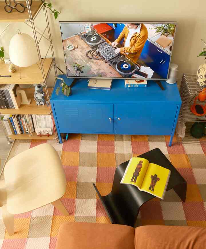 dj partying in my living room 😌🤎

#summervibes #summerparty #summerinterior #colorofhouse 