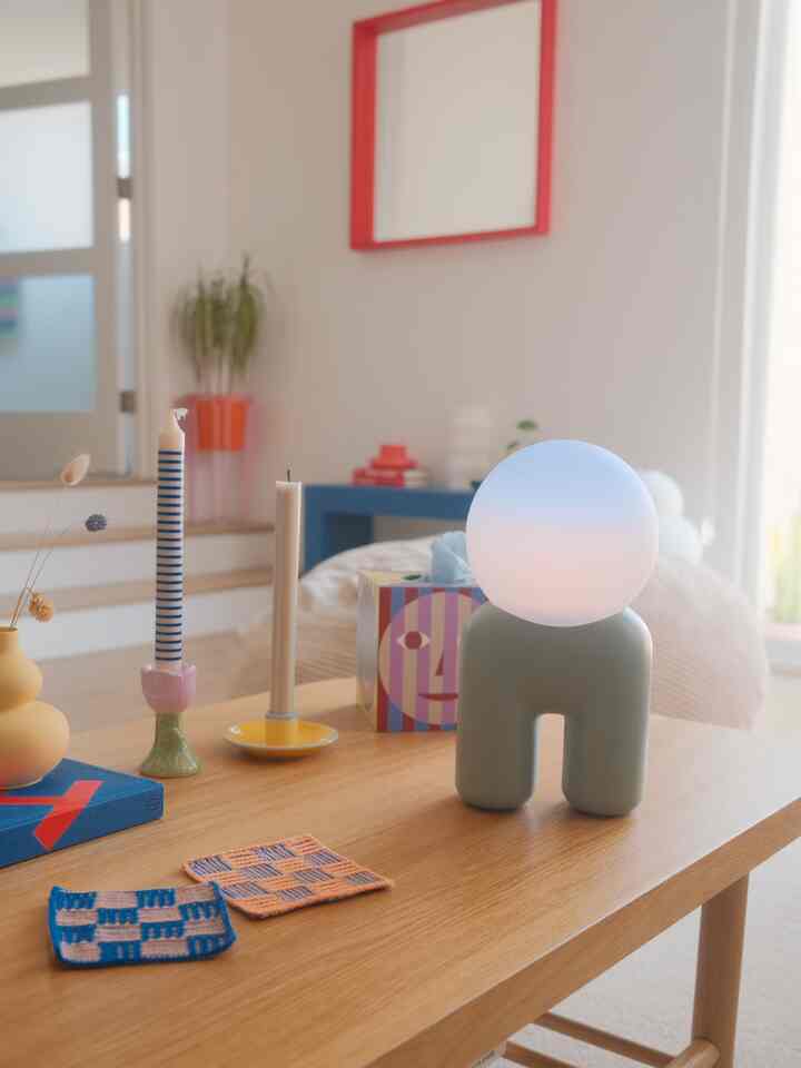 Natural and cozy living room featuring white and wood tones, with Arvin lamp and candles placed on the table