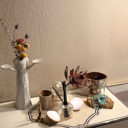A little corner filled with small treasures,
each one carefully chosen,
each one carrying a piece of me.
This space is a reflection of my taste,
a quiet harmony of objects that bring comfort.😊
#summerdeco #CozyCorner #HomeStyling #InteriorDetails #AestheticSpace #SimpleLiving #DecorInspiration #MyTaste #HomeVibes #SereneSpace 
