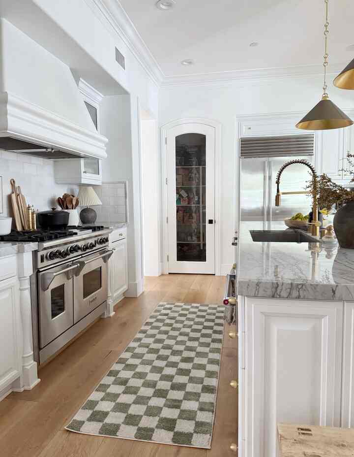 Add a fun pattern into your kitchen with a rug runner! #rugeunner #kitchenrug #kitcheninterior 