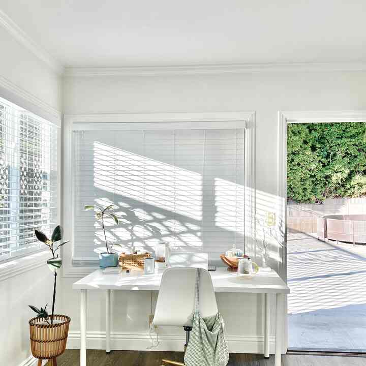 Starting the day with sunshine ☀️
A minimal home office filled with light & greenery 🌿
The perfect space to work, create, and unwind✨ 

#Ohouse #OhouseAmbassador
#HomeInspo #InteriorDesign #MinimalHome
#WorkspaceGoals #HomeOffice #InteriorInspo #MinimalDecor #BrightHome #CozyCorner #HomeStyle #WorkFromHome #RoomDecor