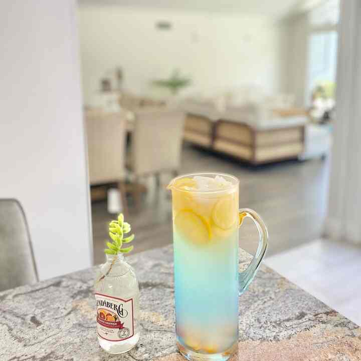 Bringing summer vibes indoors ☀️
A splash of lemonade🍋 freshness meets cozy California living 🌴

#SummerVibes #CozyHome #LemonadeMood #FreshAndBright #HomeStyling #InteriorInspiration #CaliforniaLiving #SummerAtHome #CozyCorner #RefreshingMood #summerdecor