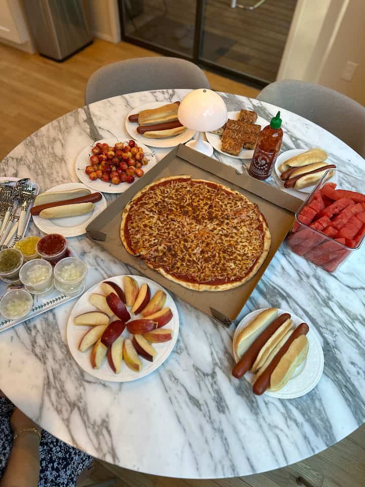 Nothing says summer like pizza, hotdogs, and backyard laughter! 🍕🌭

#summerparty #summerhosting #dinnerpartydecor
#summerdinnerparty #tablestyling #homebar
