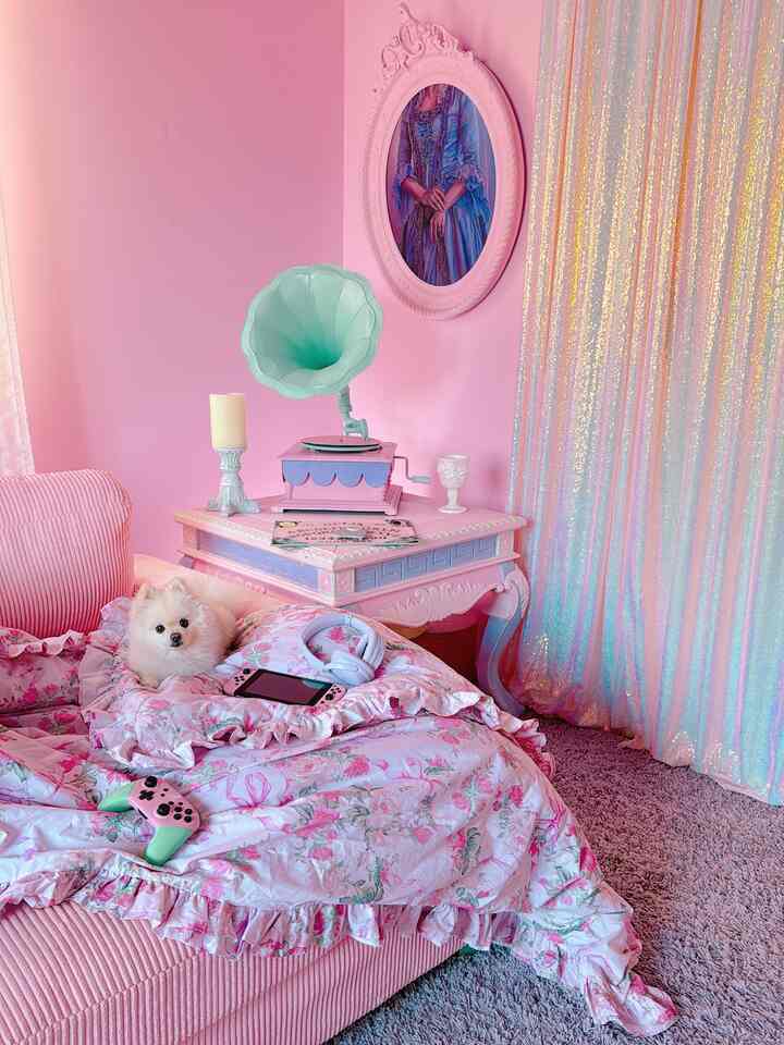 Cozy #coquette corner. #cabbagerose #loveshackfancy #pinkroom #lilacliving #vintage #cottagecore