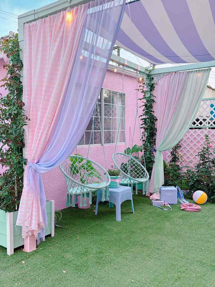 Dari Tempat Parkir Menjadi Oasis Taman 🌿🌸

Yang dulunya merupakan tempat parkir semen polos dan membosankan di belakang apartemen saya kini menjadi tempat perlindungan kecil favorit saya. Saya membangun pergola sendiri (ya, balok-balok itu sekarang menopang ayunan!), menanam mawar-mawar cantik ini, dan bahkan menambahkan tirai untuk menambah keteduhan dan pesona.

Sungguh luar biasa bagaimana sedikit visi, usaha, dan cinta dapat mengubah sebuah ruangan sepenuhnya. Taman ini telah menjadi pelarian damai saya—dan sejujurnya, ini lebih indah dari yang pernah saya bayangkan. 🌞🪴💕

#GardenOasis #BackyardTransformation #UrbanGarden #DIYPergola #SmallSpaceLiving #CozyCorners
