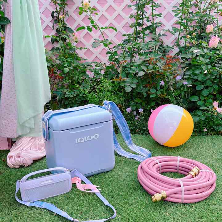 Pastel + sinar matahari = suasana musim panas 🌸☀️
Gelombang panas pertama di LA telah tiba, tapi aku tetap menyejukkan diri di taman dengan pendingin Igloo kesayanganku dan sedikit getaran positif dari speaker Bose Flex-ku 🎶✨ Tahan cuaca, kedap air, dan suaranya luar biasa—dan dengan wadahnya, speaker ini benar-benar memberi energi pada pemutar kaset retro. Lucu sekali, sampai-sampai aku tak tahan. 💖🌿 #GardenVibes #PastelSummer #HeatWaveReady #BoseFlex #SmallSpaceBigMood 🎀 #cottagegarden #malibubarbie