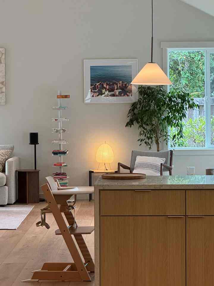 Slow mornings, and soft light. The little things that make a house feel calm. #livingroom #livingroominterior #scandi #minimal 