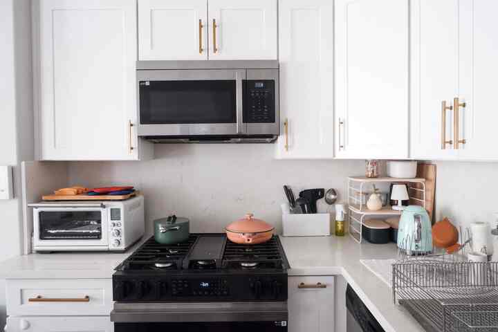Its hard to keep the kitchen clean with a toddler around.🤪 but tried my best.✌️

#kitcheninterior #kitchenstyling #breville 