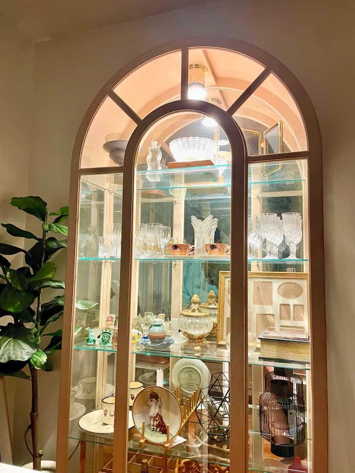 ✨ Glass cabinet glowing at night✨
The little details make the home feel party ready

#summerparty #cozyhome #partydetails #homedecor #tablescape #glasscabinet #summerstyle #homevibes #decorinspo