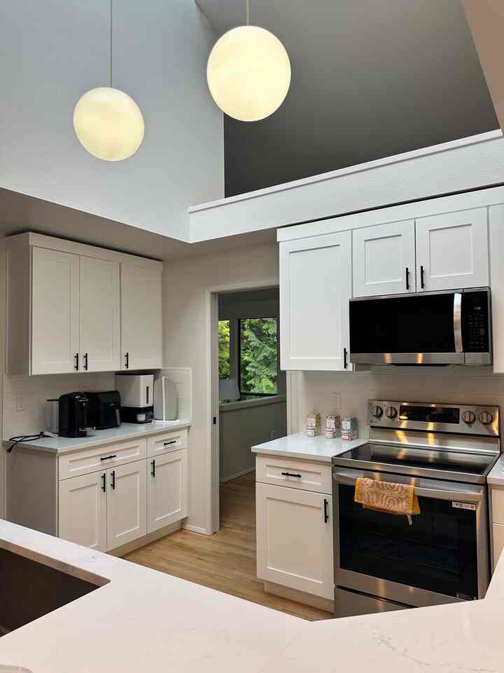 Persiapan pesta musim panas selalu dimulai di dapur!

#pestamusim panas #summerhosting #dinnerpartydecor #summerdinnerparty #tablestyling #homecafe #kitchen #kitcheninterior #lamp #interior #kitchenremodeling #kitchendecoration #coffee #coffeemachine #coffeetime #kitchenaccessories #kitchendesign #kitchenitems #kitchenappliances #kitchenstructure #kitchenisland #kitchenindirectlighting #designer #livingroominterior #chairrecommendation #table #blackinterior #livingroomlighting #moderninterior #modern