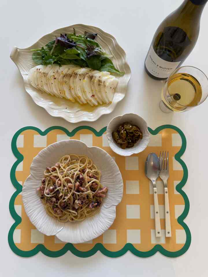 Summer brunch, my way—korean melon salad, octopus pasta, and a glass of wine. Perfect, right?🐙🍈🥂

#summerhosting #dinnerpartydecor #tablestyling #tablesetting 