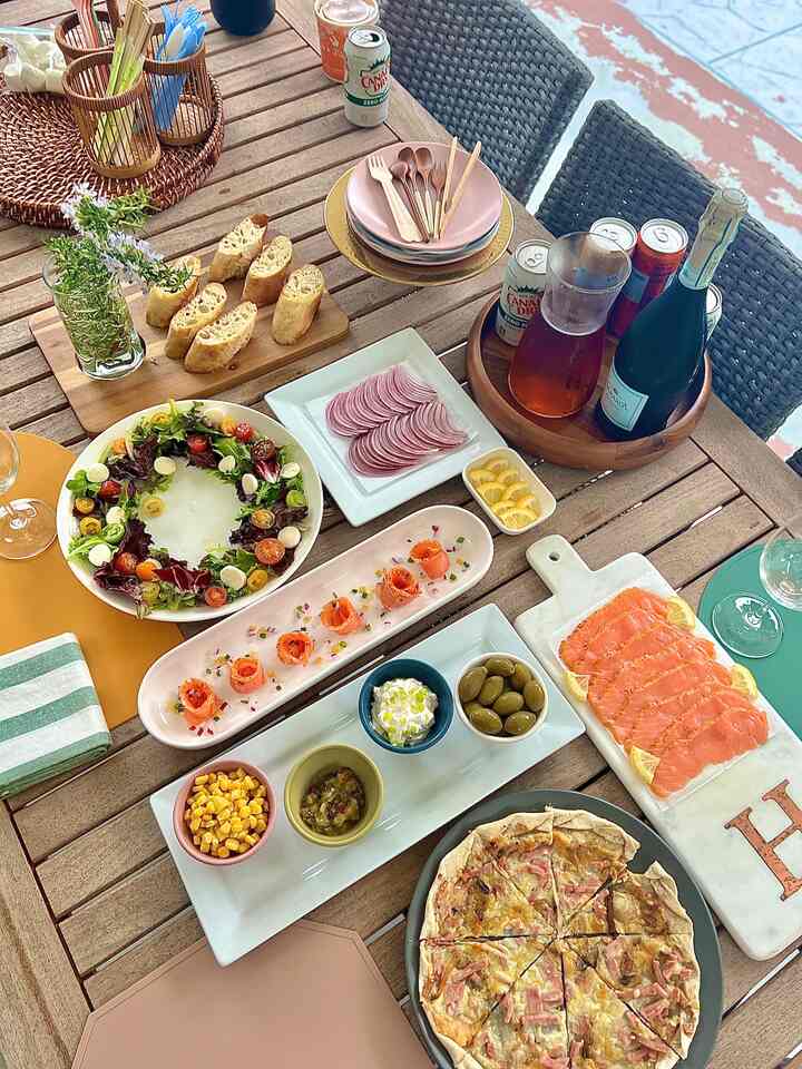 Early summer nights, good food, and even better company 🌿🍷✨ 
Nothing beats a cozy party under the warm evening sky in a sweet garden.

#SummerDinnerParty #Summerhosting
#TableStyling #OutdoorDining #FoodieVibes #Dinnerpartydecor #CozyGathering #FoodLovers #EveningVibes #Homebar
