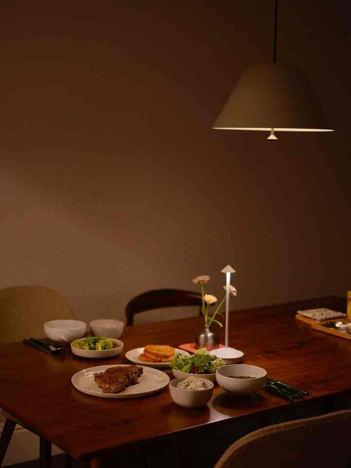 Dinner and dessert 😋😌

#diningtable #diningroom #tablesetting #dinnerware #tablelamp #lighting #flowervase 