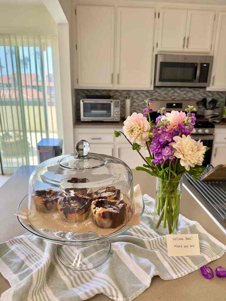 Obsessed with this glass cake stand for keeping my bakes fresh. Not gonna lie—it definitely makes me snack more often, but I’m not complaining. 🥰🍪

#cakestand #glassvase #homedecor #kitchendecor #baking #breville #smartoven #CozyInterior #homedetails