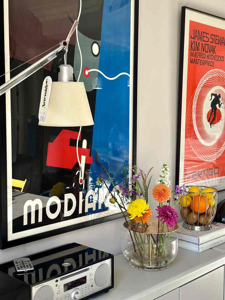 Fresh blooms for a brighter home.🌸
#diningroom #posterinterior #artemide