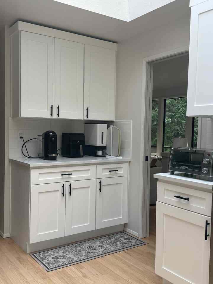 Karpet dapur kami memberikan nuansa kafe rumahan—nyaman, menarik, dan penuh pesona.

#permadanimusim panas #rugandhome #coastalrugs #airyvibe #Homecafeinterior #livingroom #whiteinterior #lamp #interior #kartell #coffeetable #livingroomfurniture #DWR #designchair #designlamp #livingroomtable #designfurniture #cassina #interiorfurniture #livingroomsofa #decoratingtips #interiorgram #designer #livingroominterior #chairrecommendation #table #blackinterior #livingroomlighting #moderninterior #modern