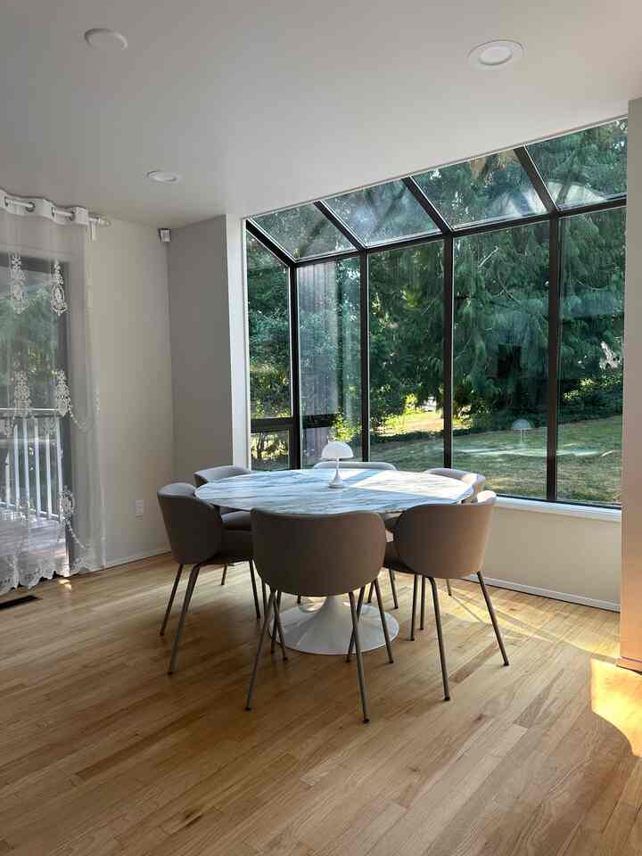 Suka bagaimana ruang negatif menghadirkan nuansa terang dan lapang 🤍

#airyvibe #diningtable #diningroom #diningroominterior #Homecafeinterior #livingroom #whiteinterior #lamp #interior #kartell #coffeetable #livingroomfurniture #DWR #designchair #designlamp #livingroomtable #designfurniture #cassina #interiorfurniture #livingroomsofa #decoratingtips #interiorgram #designer #livingroominterior #chairrecommendation #table #blackinterior #livingroomlighting #moderninterior #modern