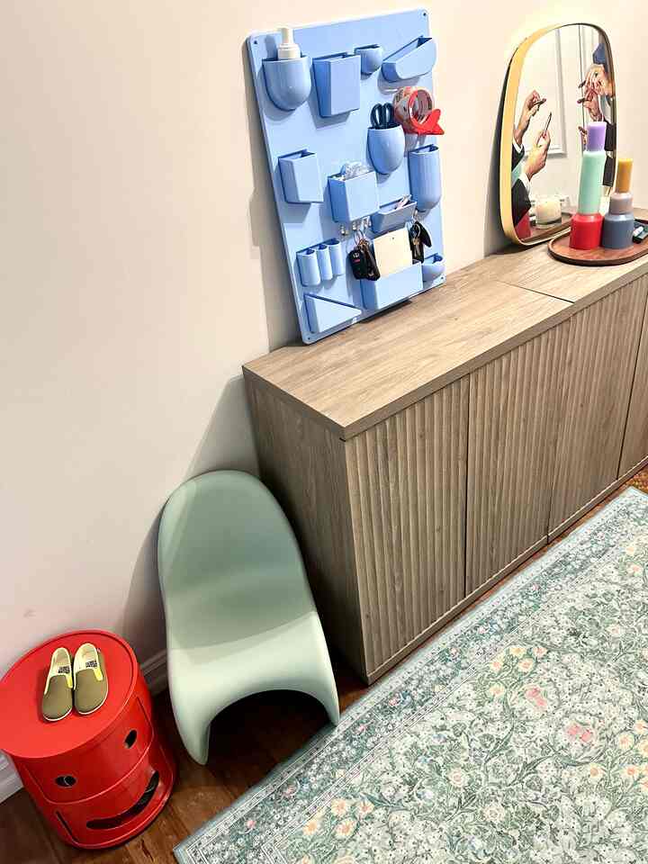 Too lazy to hang up the Uten.Silo on the wall. 🫠 
#entranceinterior #vitra #pantonechair #entrancemirror #entryway #summerrug #rugandhome