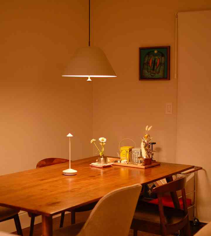 This pendant light truly sets the scene for my dining space 💡

#pendantlight #diningroom #cozydining #woodendiningtable #solidwalnut 
