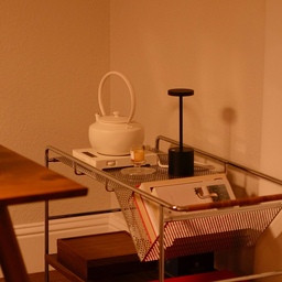 A bar cart, trolley, magazine shelf, side table - all in one 👌🏻♥️
#barcart #trolley #diningtableinterior #diningroom #teakettle #balmuda #moonkettle #andtradition #sidetable