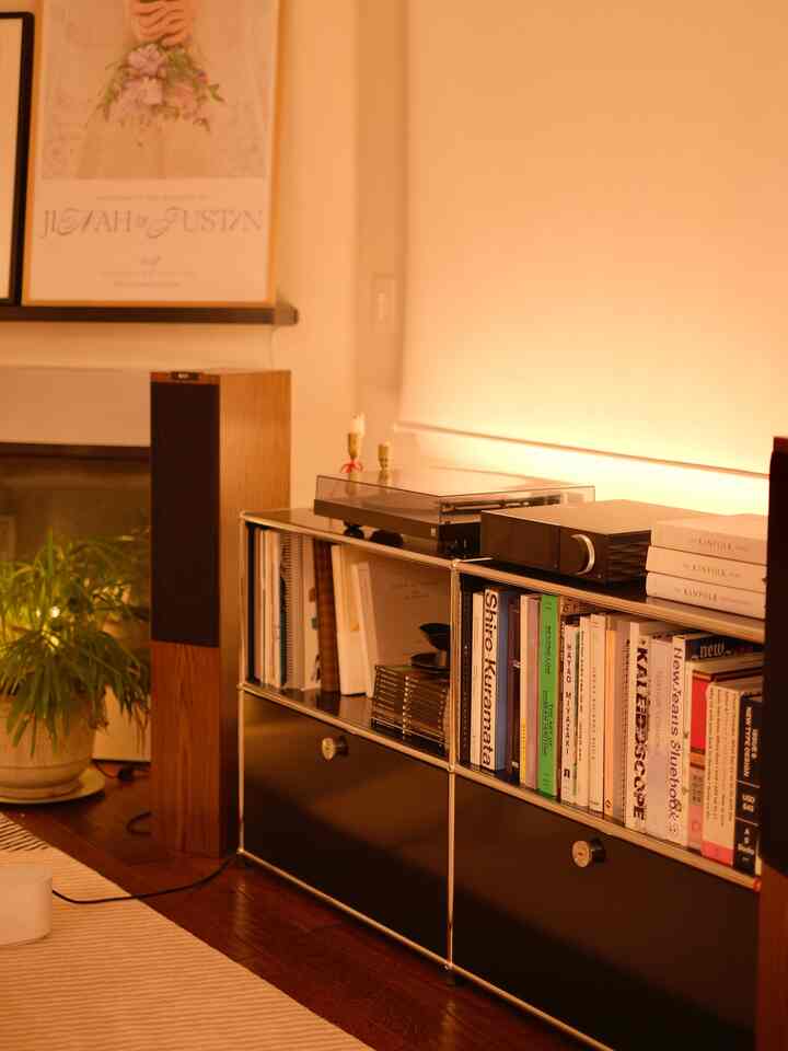 Same console, night vs day 🖤

#usmhaller #usm #livingroom #livingroominterior #livingroomconsole #modularfurniture #speaker #turntable 