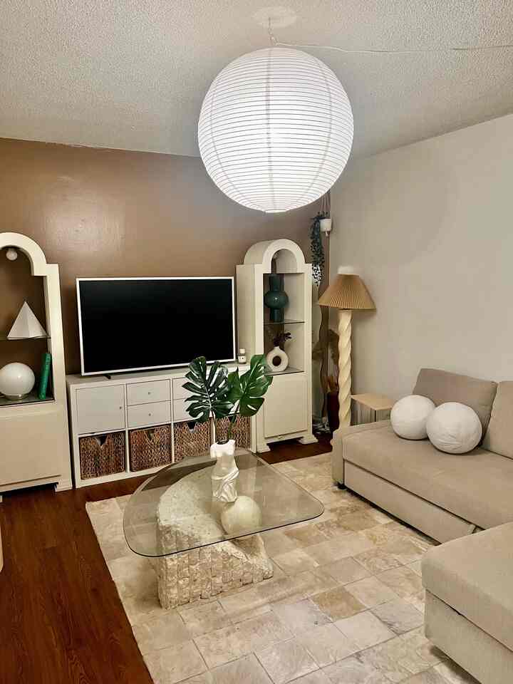 Karpet lembut dengan warna netral langsung mencerahkan ruangan dan menyatukan semuanya. Nyaman, kalem, dan tepat untuk malam akhir musim panas ✨🌿

⸻

#karpetmusim panas #rugstyling #summerdecor #cozyhome #neutraldecor #livingroomdecor #interiorinspo #airyvibe #neutraldecor #rugstyling #livingroomdecor #summerstyle #homedecor #homevibes #modernvintage
