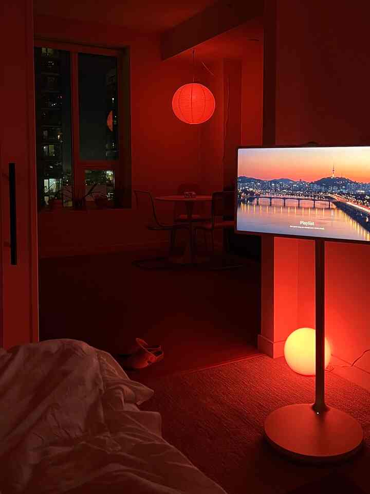Nothing beats a cozy night in🌃🧡
Layered lights, cozy blankets, and tracks on repeat, the perfect way to unwind the day
#cozybedroom #apartmentinterior #smallroom #homedecor #minimal #홈스타그램 #집꾸미기
