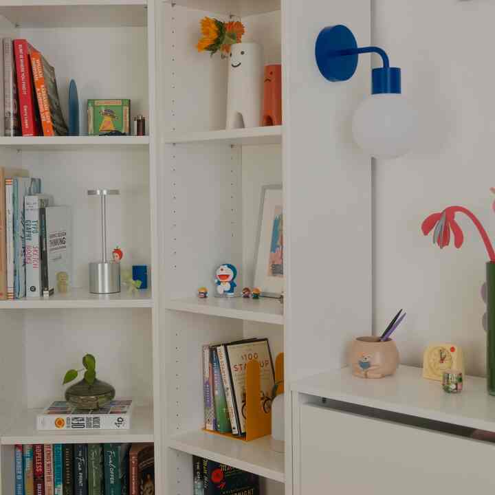 Bookshelves full of goodies - books, trinkets, lamps and souvienors :) #bookshelfinterior 