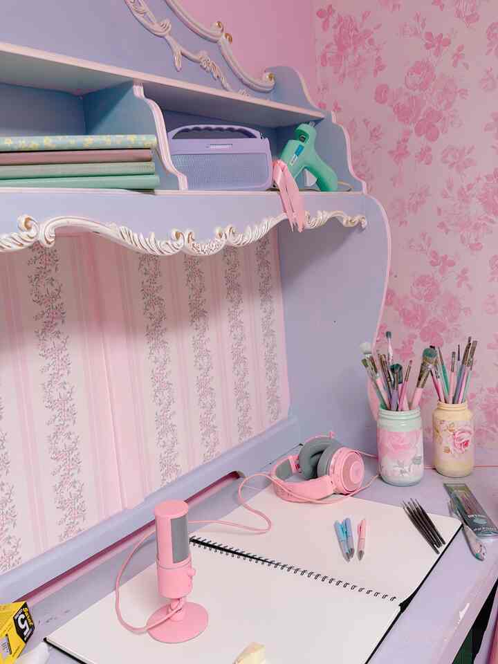 ✨ Cozy Studio Corner ✨ This is where the magic happens (and where I relax!). Hours are spent here sketching to my favorite playlists. Sound on with my @Bose speaker or deep in the zone with my @Razer headset and Pink Siren mic if im streaming.

Obsessed with this @loveshackfancy wallpaper! It's on sale, so run don't walk! 🏃‍♀️ Thinking a floral candle would be the perfect finishing touch.

#ArtStudio #CozyCorner #StudioVibes #ArtistOnInstagram #GamingSetup #PastelAesthetic #LoveshackFancy #HomeDecor