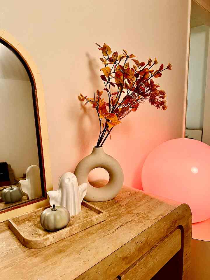 Welcoming fall with warm tones, playful pumpkins, and cozy little details 🍁 👻 
A soft shift from late summer into the season of glow

#latesummer #fallswitch #falldecor #cozyhome #autumnstyle #homedecor #seasonaldesign