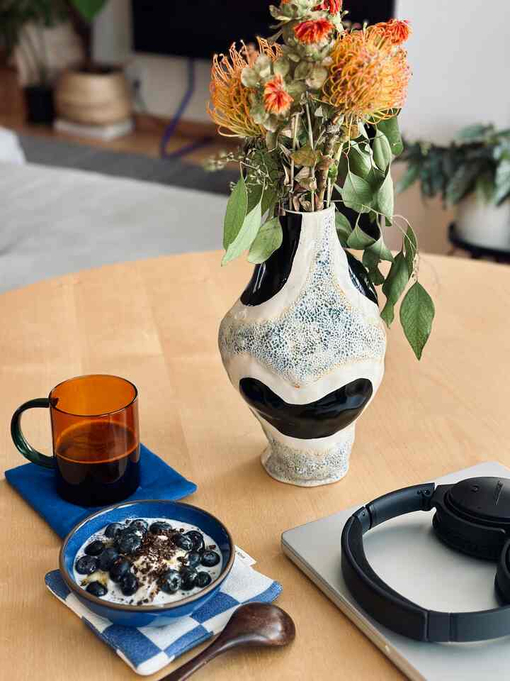 Foggy morning 🌫️ + work from home 🎧+ yogurt and coffee ☕️
#diningtable #dessertbowl #heathceramics #workfromhome #breakfast #diningspace 