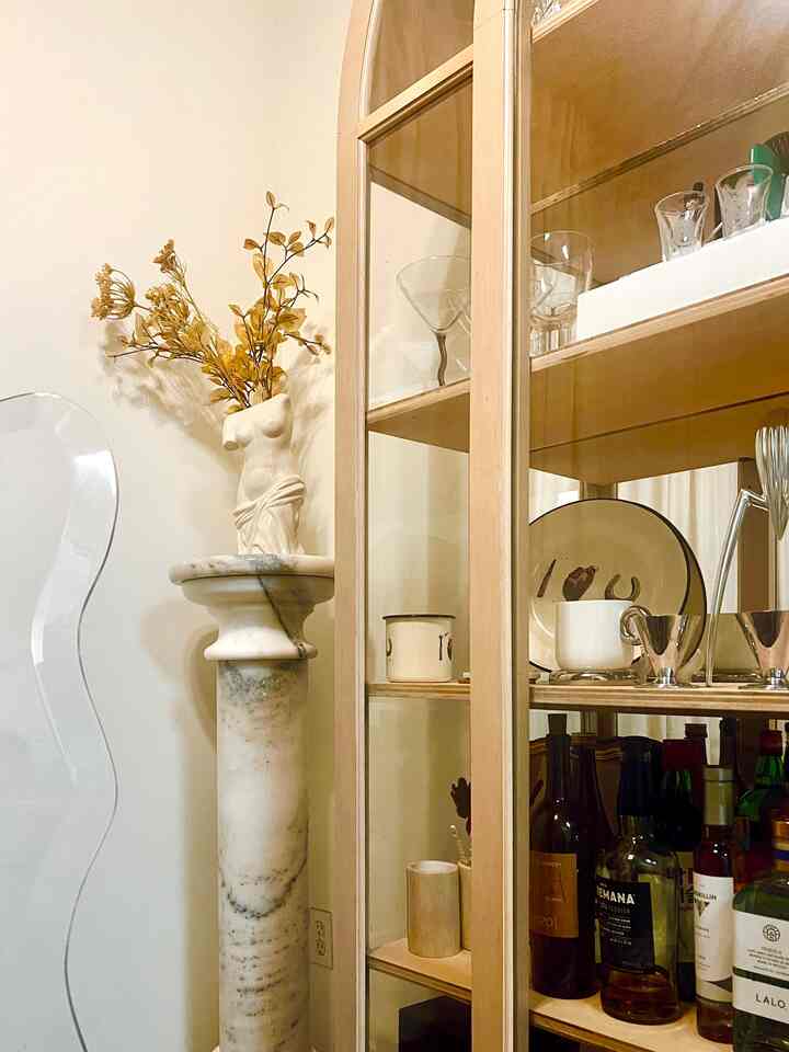 Marble, warm tones, and a hint of fall in the corner 🍷🍂
#latesummer #fallswitch #seasonaldesign #falldecor #autumnstyle #cozyhome #homedecor