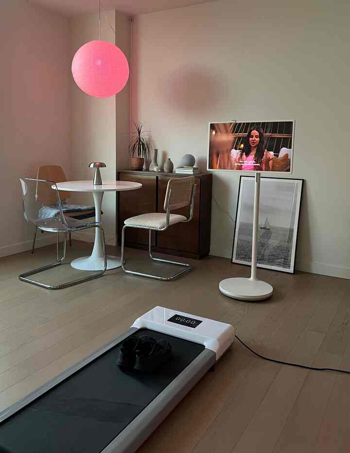 Catching up on shows while getting my steps in has been the easiest way to stay moving at home🏃🏻‍♀️🏃🏻‍♀️
#homegym #walkingpad #smallroom #minimal #apartmentinterior #homedecor