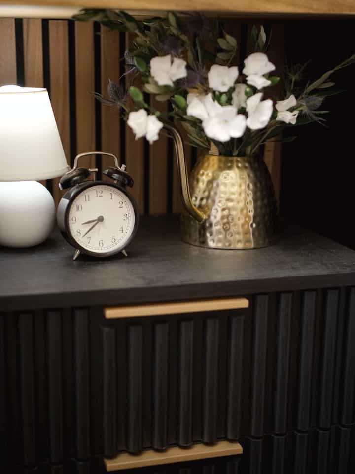 Fall has arrived at the open closet next to the entryway🍂

#latesummer
#fallswitch #summertofall #seasonaldesign #entranceinterior #entrance #entrancehall #jossandmain #nightstand #ikea #midcentury #Modern #Nordicinterior #blackinterior #WoodInterior #hallwayinterior 