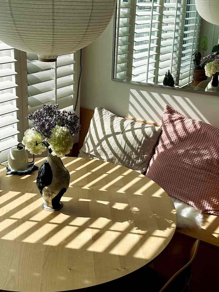 4pm lights and weekend flower shopping💐
#diningtable #flowerarrangement #afternoonlight #diningarea 