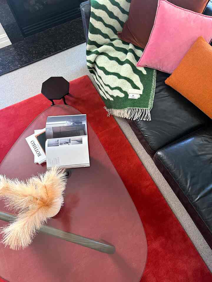 Fall vibes, new rug, fresh start 🍂
Finally swapped the baby mat for this beautiful brick red color rug.🍁 
#latesummer #fallswitch #summertofall #ruginterior #nordicknots #modernhome #noguchitable #colorofhouse #fallinterior #livingroominterior 