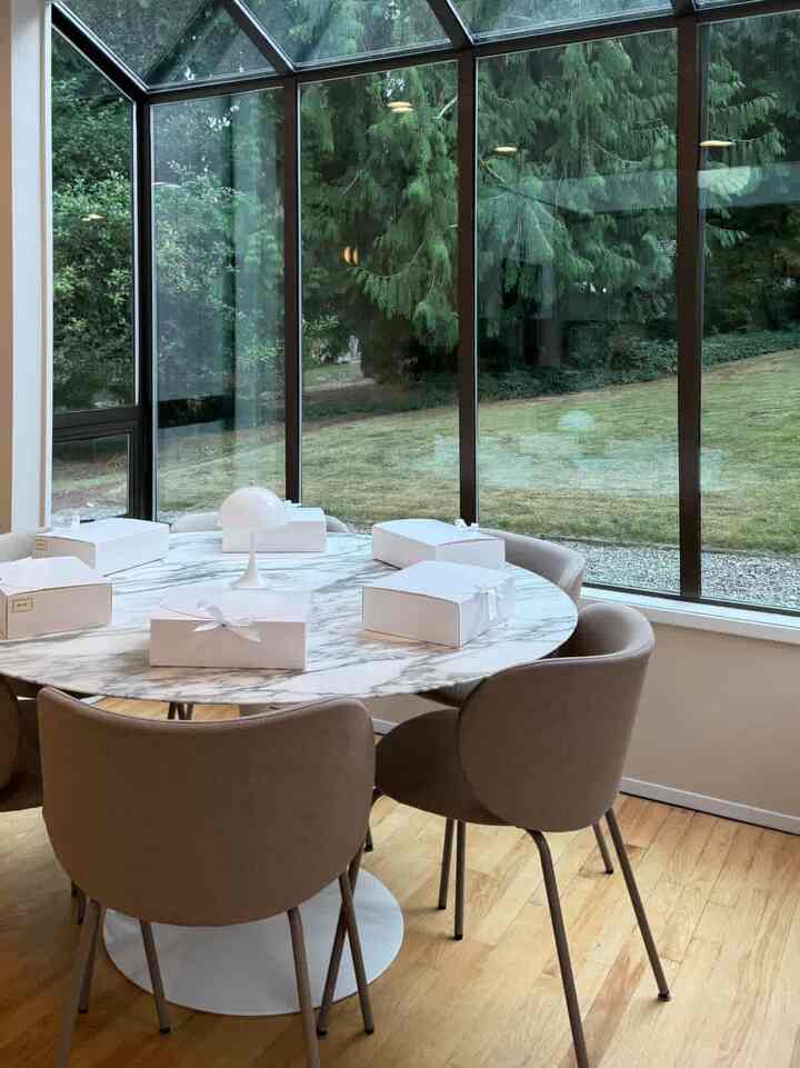 秋が来る前に、夏の最後の黄金の瞬間を祝うために集まりました🤎

#latesummer #fallswitch #summertofall #seasonaldesign #homecafeinterior #livingroom #whiteinterior #lamp #interior #kartell #coffeetable #livingroomfurniture #DWR #designchair #designlamp #livingroomtable #designfurniture #cassina #interiorfurniture #livingroomsofa #decoratingtips #interiorgram #designer #livingroominterior #chairrecommendation #table #blackinterior #livingroomlighting #moderninterior #light