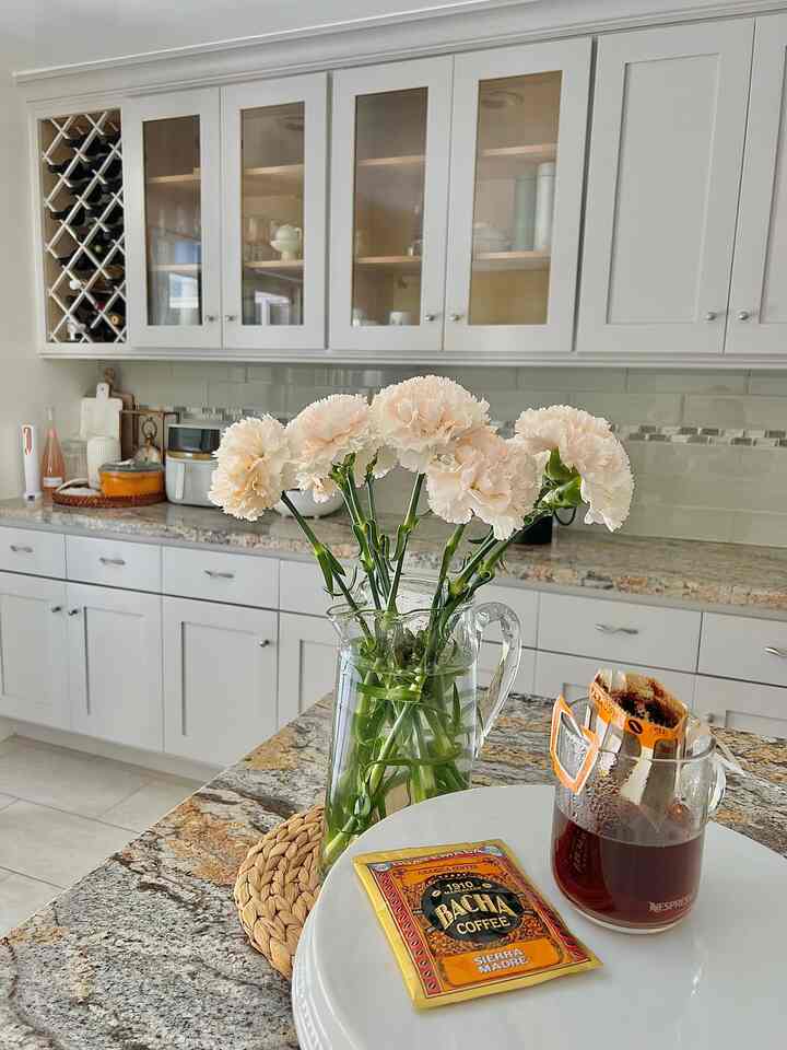 Fresh blooms, warm light, and a cozy coffee moment in the heart of my kitchen ☕
Where simple details make everyday life feel special ✨
After that, Korean style Yobu rice ball treat💛

#ohouseambassador #kitchenvibes #coffeelover #homedecor #coffeetime #homecafe #cozyhome #kitchenstyle #interiorinspo #kitchendecor #koreanfood #riceball
