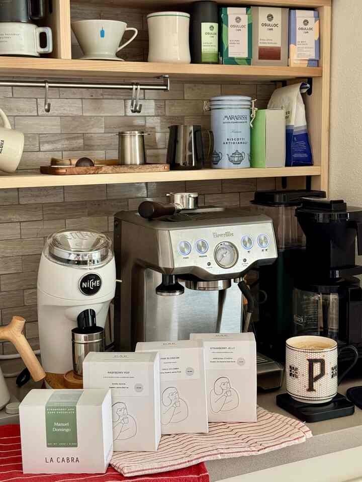 new coffee beans for new month☕️ What’s your favorite coffee roasters? 

#coffeebar #homecafe #homecoffee #Breville #barista #grinder #coffeemachine #coffeetime #niche #ikeakitchen #Espressomachine #cups #mugs 