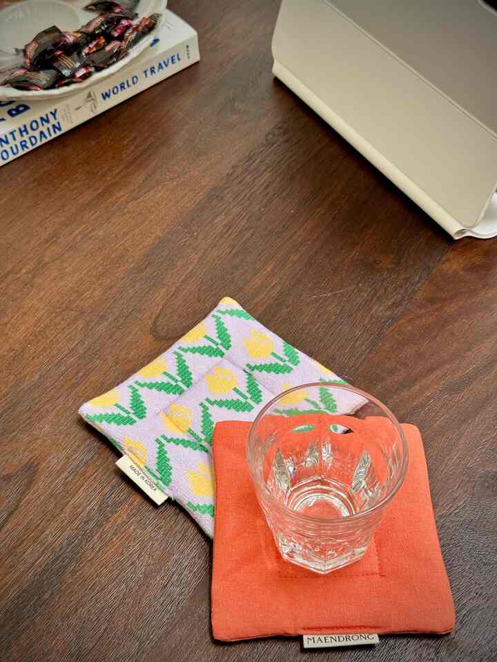 A closer look at these coasters — so cute and adding the perfect cozy touch! 

#cozy #coasters #libbeycups #westelm #glasscup #glass #woodenfurniture #coffeetable #livingroom #minimalinterior 