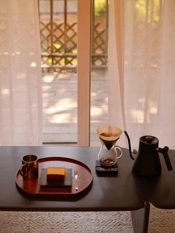 Something about pour over coffee feels more ritualistic than pulling an espresso shot 😌☕️

#coffeetime #coffeetable #teayime #pourovercoffee #dessertplate #tablesetting