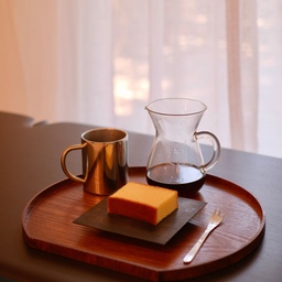 Been obsessed with castella these days 🤭😋
#dessertplate #coffeebreak #pourovercoffee #coffeetable #kinto #tablesetting