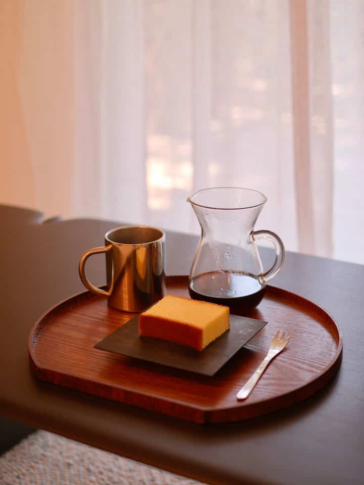 Been obsessed with castella these days 🤭😋

#dessertplate #coffeebreak #pourovercoffee #coffeetable #kinto #tablesetting