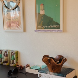 I wanted to bring a touch of Hawaii vibes into my entryway — a warm welcome that reminds me of the islands. Do you have a corner in your home that brings back special memories? 
#entrywaydecor #entrancedecor #entrywaydesign #entryway #hallway #frameinterior #posters #entranceinterior 