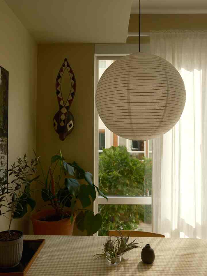 cozy friday feels 🤎 nothing better than the soft sunlight in the afternoon

#cozyathome #sunsetlighting #diningtableinterior 