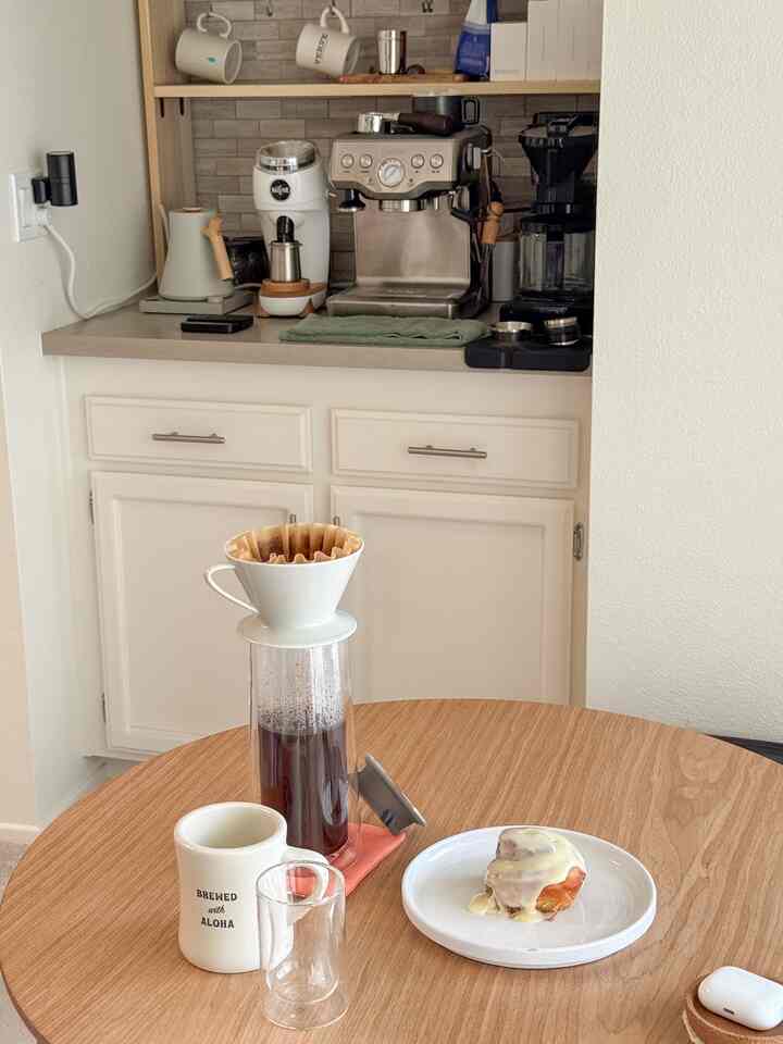 Relaxing weekend morning with homemade cinnamon roll and pourovers ☕️
What’s your weekend morning routine? 

#breakfastnook #breakfast #coffeecup #coffeemachine #coffeetime #coffeetable #coffeepot #homebar #diningtable #diningtable #fellow #Breville #coffeebar #homecoffee #pourover 
